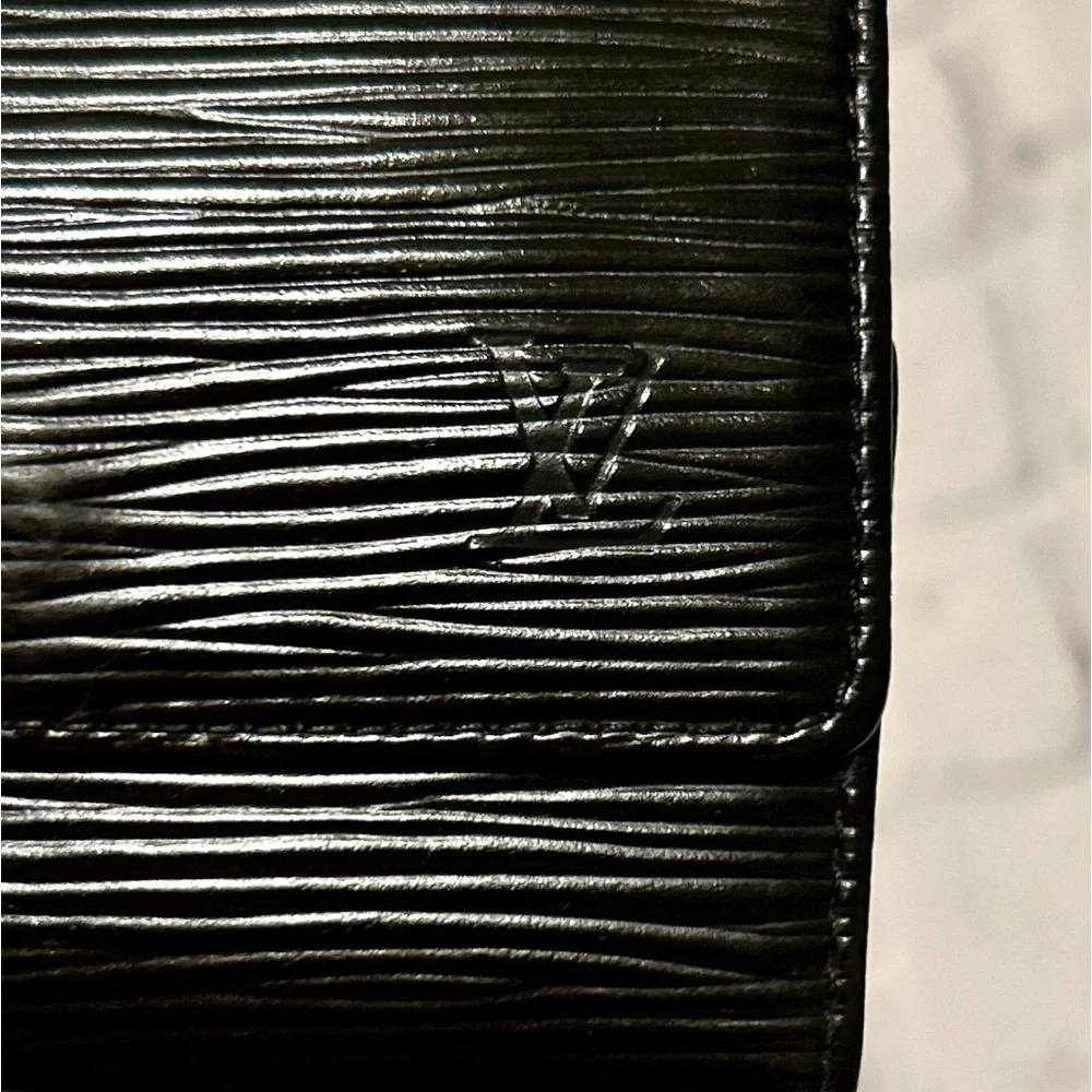 EUC Louis Vuitton Black Epi Key Holder - Picture 2 of 15